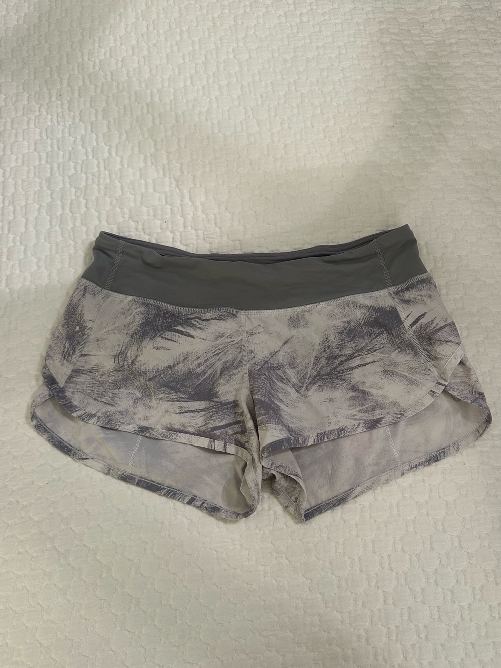 Lululemon Speed Up Shorts 2.5” in gray & white print | Size 6
